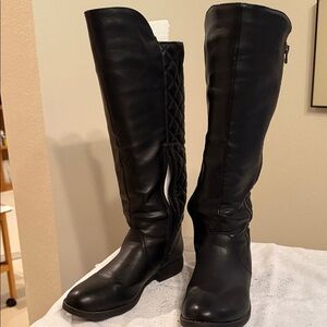 Elegant Black Knee-High Women's Boots w zip in ease. Quilt detailing